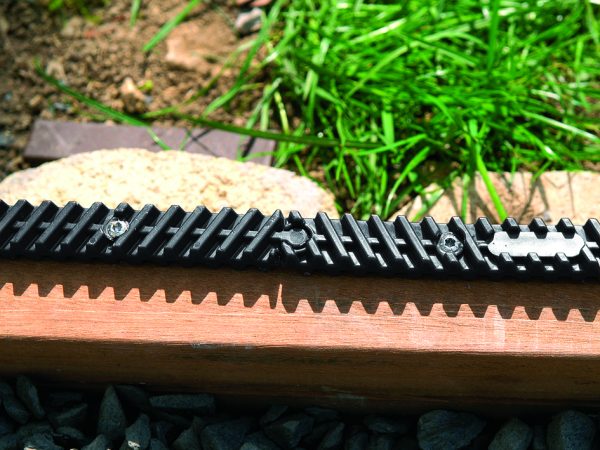 Distanzleiste Kunststoff, Länge 730 mm Zur Befestigung von Terrassendielen VE = 050 – Bild 2