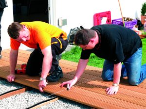 Distanzleiste Kunststoff, Länge 730 mm Zur Befestigung von Terrassendielen VE = 050