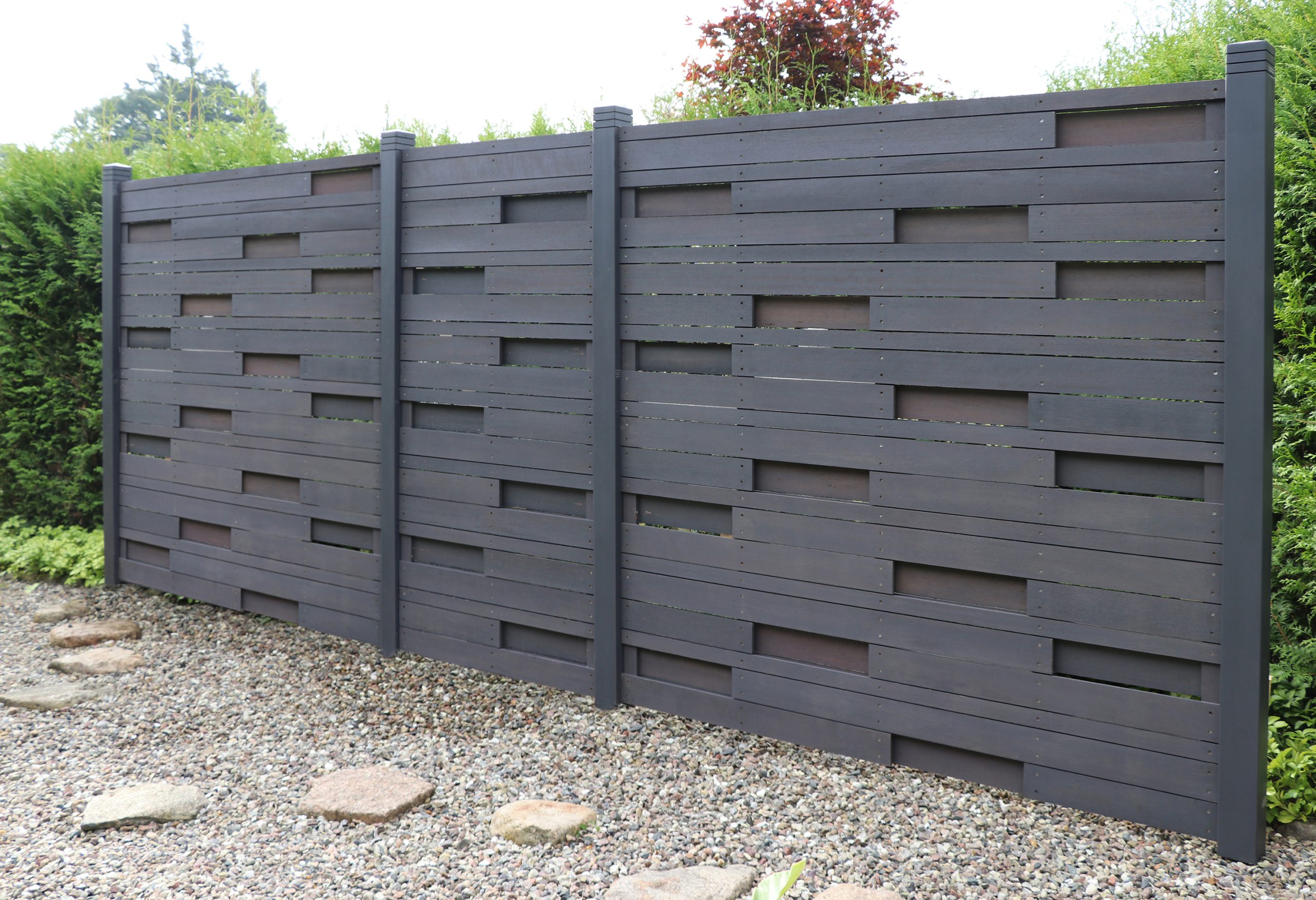 Madura Pfosten Kapur, mit Pyramidenkopf 90x90x1900 mm, grau farbvorbehandelt VE = 026, FSC-zertifiziert (FSC 100%)