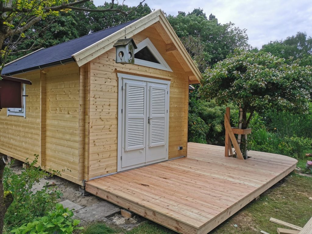 Gartenhaus aus Holz mit Terrasse