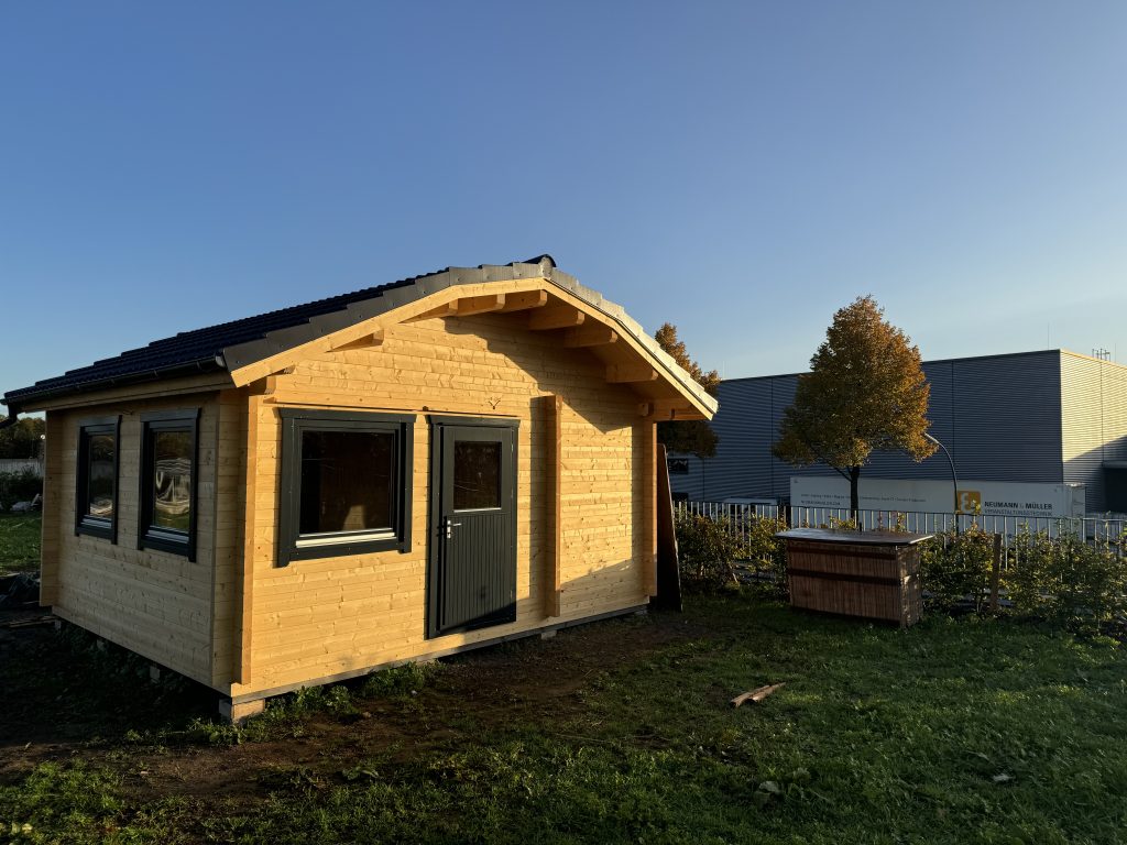 Gartenhaus mit Mansarddach