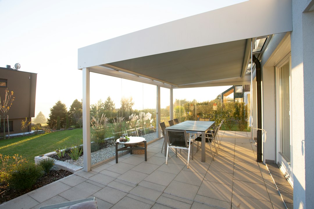 Terrassenüberdachung kaufen – moderne Überdachung am Haus